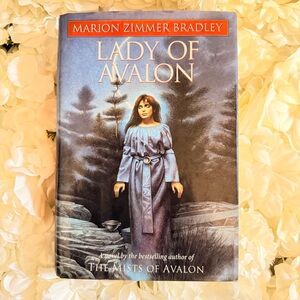 📘 Lady of Avalon – Marion Zimmer Bradley – 1997 Hardcover – ISBN 0670857831